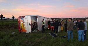 Dos fallecidos en accidente de bus que traía a jóvenes de Camboriú