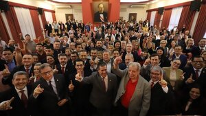 Publican nuevo libro sobre Horacio Cartes, en el que alaban su trayectoria política