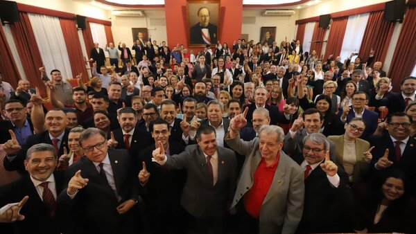 Publican nuevo libro sobre Horacio Cartes, en el que alaban su trayectoria política