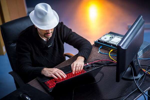 Hackers éticos o “white hats”: los guardianes invisibles del ciberespacio  - Tecnología - ABC Color
