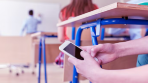 Aprueban en general la ley que prohíbe el uso de celulares en escuelas