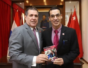 Lanzan libro sobre Horacio Cartes en acto del Partido Colorado, escrito por José Ocampos