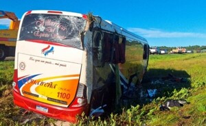 Bus de larga distancia vuelca y deja dos muertos y 25 heridos