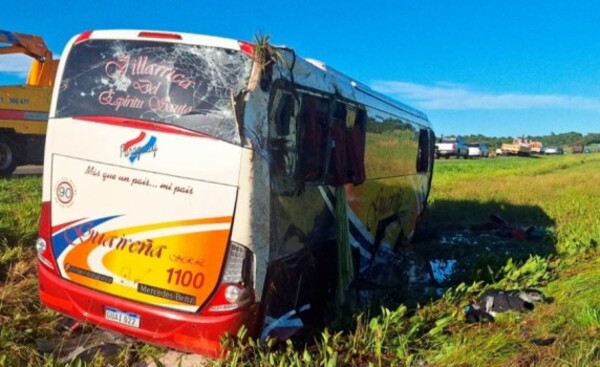 Bus de larga distancia vuelca y deja dos muertos y 25 heridos