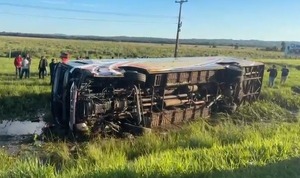 Tragedia en la Ruta PY02: Vuelco de bus con estudiantes deja dos fallecidos en la zona de Cnel. Oviedo