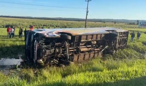 Tragedia en la Ruta PY02: Vuelco de bus con estudiantes deja dos fallecidos en la zona de Cnel. Oviedo