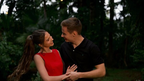 Joshua Duerksen celebra 3 años de noviazgo