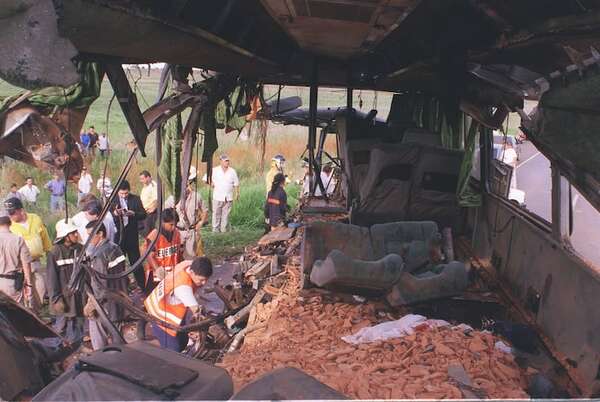 Vuelco de bus en Oviedo: hace 25 años un choque ocasionó casi 30 muertes en la misma zona  - Policiales - ABC Color