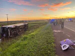 AUDIO: Una moto sin luz habría ocasionado el vuelco de un bus, que dejó dos muertos y 30 heridos  - A La Gran 7-30 - ABC Color