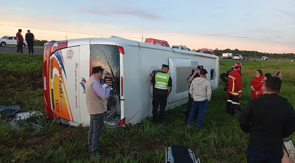 Vuelco de bus con alumnos: 30 hospitalizados, 4 quedarán internados - Noticiero Paraguay