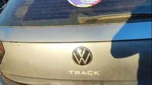 Abogada de PJC atropelló la comisaría y "recuperó" su auto incautado