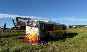 Imagen del ómnibus revela la ubicación de las víctimas fatales tras el vuelco en la Ruta PY02 - OviedoPress