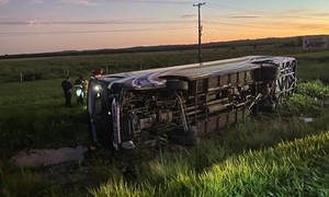 Caminera atribuye el vuelco del ómnibus en la PY02 a presunta imprudencia del conductor - OviedoPress