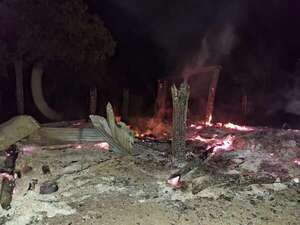 Incendio consumió por completo una vivienda en Tacuruty - Policiales - ABC Color