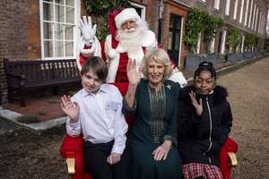 Camila de Inglaterra decoró el árbol de Navidad de Clarence House con la ayuda de varios niños - Gente - ABC Color