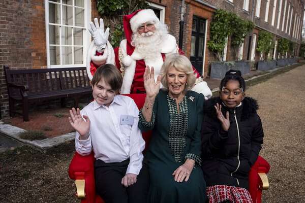Camila de Inglaterra decoró el árbol de Navidad de Clarence House con la ayuda de varios niños - Gente - ABC Color