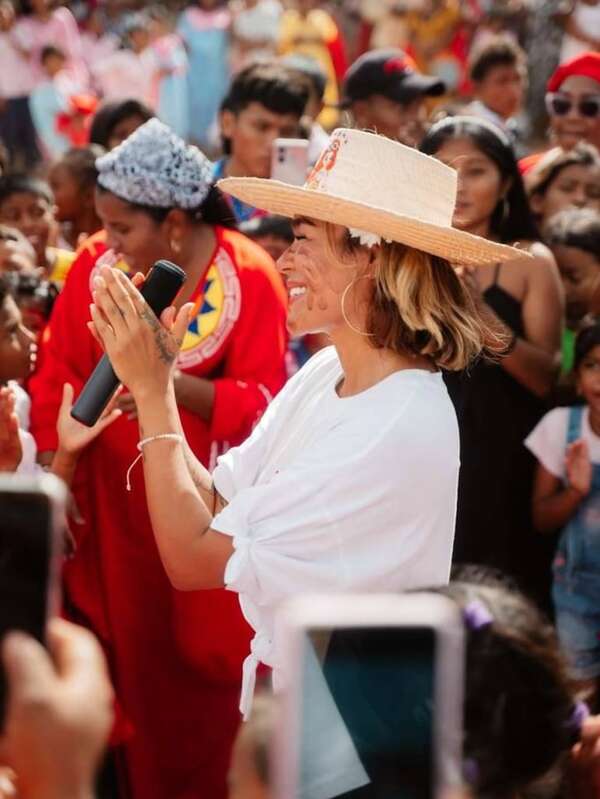 Karol G llevó solidaridad y música a La Guajira - Gente - ABC Color