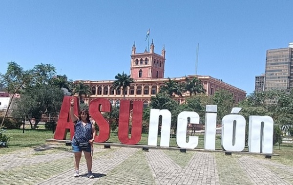 Viajera mexicana hizo escala en Asunción y elogió la hospitalidad paraguaya