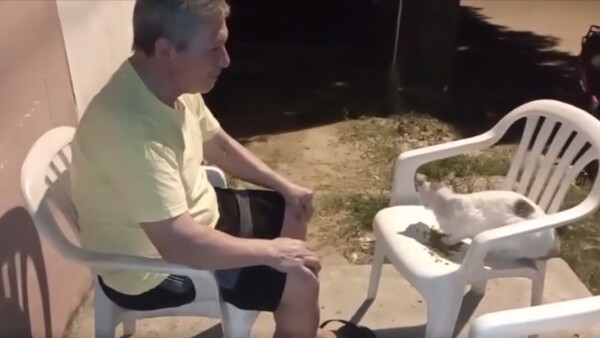 Con Parkinson, don Ramón se aferra a su michi de apego para seguir