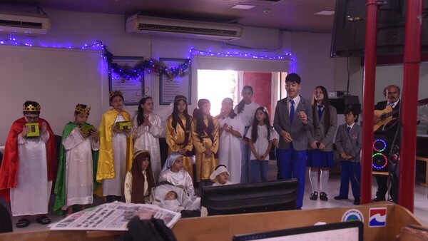 Estudiantes acercan la magia de la Navidad a la Redacción de ÚH