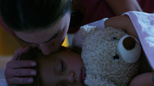 Hipnopedia: el impacto de pronunciar mensajes positivos a los hijos mientras duermen