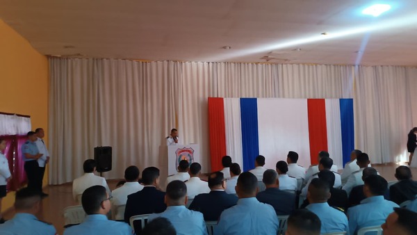 Policía de Itapúa rindió homenaje a oficiales y suboficiales por 30 años de servicio