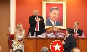 Molesto con la conducción, Orlando Arévalo renuncia a Honor Colorado