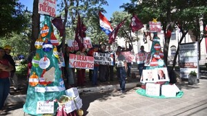 Con árboles de Navidad exponen necesidades del pueblo y a los corruptos