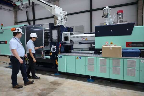 Llegan máquinas para fabricar autopartes para vehículos convencionales y eléctricos - Economía - ABC Color