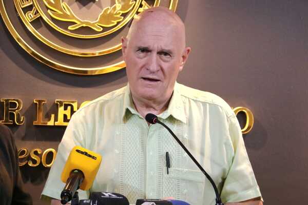 Senador sorteará G. 8 millones de su aguinaldo entre compañías de bomberos