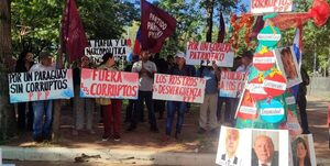 Protesta simbólica de la "Navidad de corruptos" busca denunciar desigualdad y desconexión del Estado