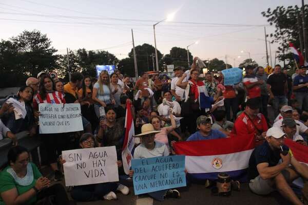Pobladores de Cordillera cerraron la ruta PY02 para exigir protección del Acuífero Caacupé - Nacionales - ABC Color
