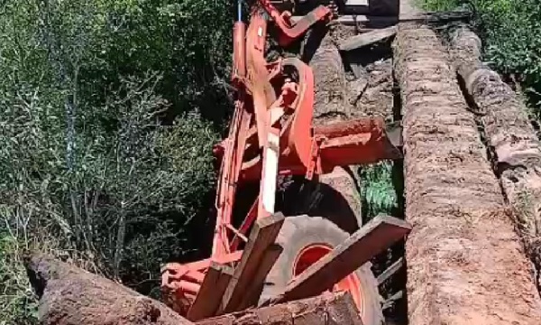 Tractor municipal cae al ceder puente de madera en San Joaquín - OviedoPress