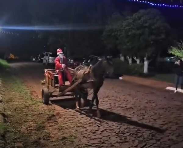 Popular / (VIDEO)¡Papá Noel recorrió en carreta!