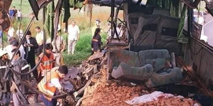 Vuelco de bus en Coronel Oviedo volvió a traer a la memoria la peor tragedia rutera del país - Noticiero Paraguay