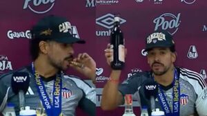 Popular / (VIDEO) ¡Pelotero paraguayo apareció fumando y dandole al chupi en plena conferencia!