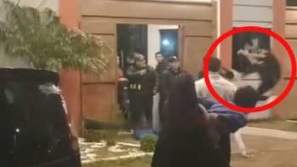 Estudiantes se trenzaron a golpes, se tiraron latas de cerveza en una fiesta de graducación