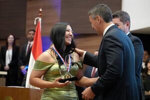 Peña distingue a 20 jóvenes paraguayos por su talento y dedicación - ADN Digital