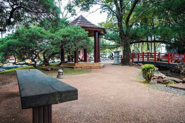 Realizan trabajos de intervención y puesta en valor en el parque japonés de la Plaza de Armas de Encarnación