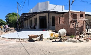 Asesoría Jurídica de la Municipalidad de Coronel Oviedo ordenó desmantelar obra que invadía la vereda - OviedoPress