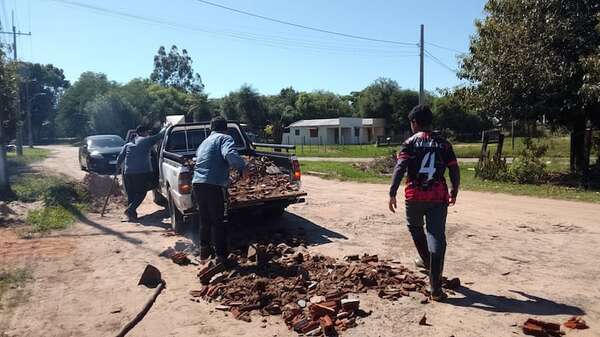 Autogestión vecinal permite mejorar calle principal del barrio Yataity de Ayolas - Nacionales - ABC Color