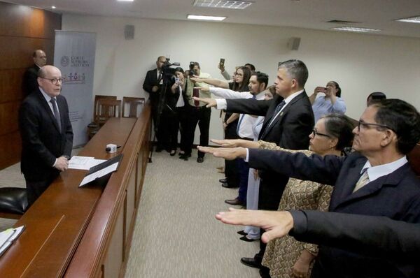 Presidente de la CSJ, Dr. César Diesel, tomó juramento a naturalizados