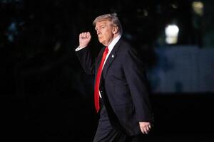 La guerra comercial de Trump tensa el comercio global e impacta en los bolsillos en EE.UU.