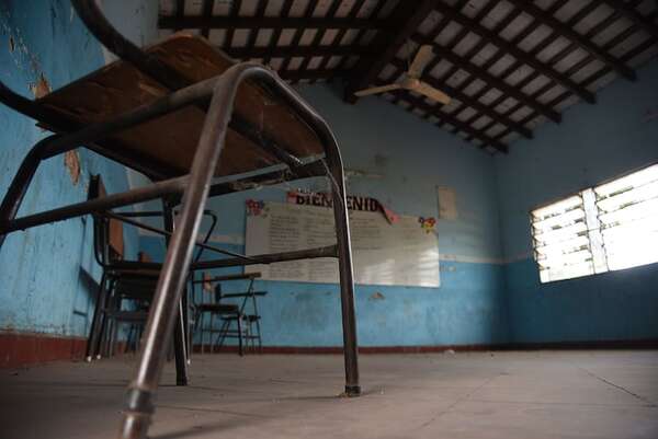 Rechazan intención del MEC de cerrar escuelas con pocos matriculados  - Nacionales - ABC Color