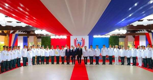 La Nación / Peña entregó bastón de mando a oficiales generales, almirantes y superiores