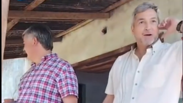 Reapareció Marito Abdo comprando mandioca