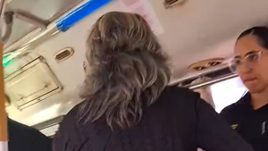 Video: Con ordenanza fuera de jurisdicción, policías obligan a bajar a una pasajera por viajar con su gato