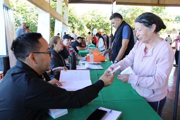 EBY continúa con la entrega de bonos sociales en Encarnación y Cambyretá