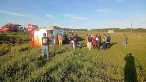 Aún no hay imputados por vuelco de bus que dejó dos muertos en Coronel Oviedo - Nacionales - ABC Color