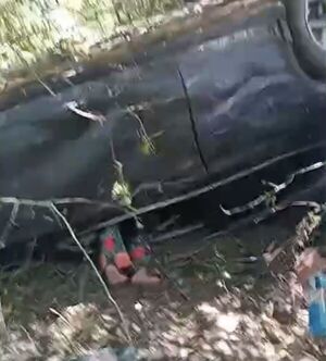 Aparatoso vuelco de automóvil en la ruta chaqueña: dos mujeres fueron rescatadas milagrosamente - Concepción al Día